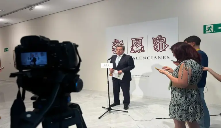FOTOGRAFÍA. VALENCIA (COMUNIDAD VALENCIANA) ESPAÑA, 16 DE JULIO DE 2026. El portavoz del Grupo Parlamentario de VOX en las Cortes Valencianas, José María Llanos Pitarch, ha valorado positivamente que el 99 % de las enmiendas presentadas por VOX a los Presupuestos ha sido aceptado. Lasvocesdelpueblo (Ñ Pueblo)