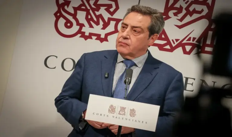 FOTOGRAFÍA. VALENCIA (COMUNIDAD VALENCIANA) ESPAÑA, 24 DE JULIO DE 2026. VOX: AVL cedió la competencia normativa al Institut d'Estudis Catalans, sostener una mentira y debe desaparecer. En la imagen, el portavoz del Grupo Parlamentario VOX en las Cortes Valencianas, José María Llanos Pitarch. Lasvocesdelpueblo Ñ Pueblo 