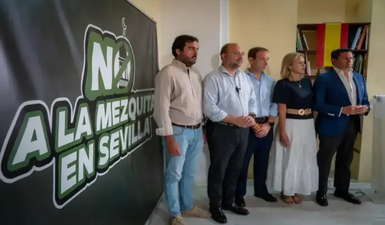 FOTOGRAFÍA. SEVILLA (ANDALUCÍA) ESPAÑA, 28 DE JULIO DE 2026. No a la Mezquita en Sevilla, VOX pierde la confianza en el Gobierno del PP. El Grupo Municipal VOX en el Ayuntamiento de Sevilla, que lidera el patriota Gonzalo García de Polavieja Ferre, anuncia la interposición, en los próximos días, de un recurso de alzada contra el acuerdo adoptado por el Consejo de Gobierno de la Gerencia de Urbanismo por el que se concede licencia de obras para la construcción de una gran mezquita en el Polígono Sur. Lasvocesdelpueblo (Ñ Pueblo)
