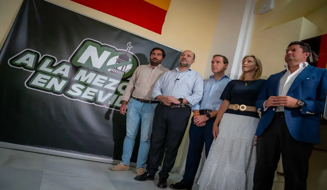 FOTOGRAFÍA. SEVILLA (ANDALUCÍA) ESPAÑA, 28 DE JULIO DE 2026. No a la Mezquita en Sevilla, VOX pierde la confianza en el Gobierno del PP. El Grupo Municipal VOX en el Ayuntamiento de Sevilla, que lidera el patriota Gonzalo García de Polavieja Ferre, anuncia la interposición, en los próximos días, de un recurso de alzada contra el acuerdo adoptado por el Consejo de Gobierno de la Gerencia de Urbanismo por el que se concede licencia de obras para la construcción de una gran mezquita en el Polígono Sur. Lasvocesdelpueblo (Ñ Pueblo)