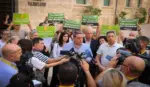 FOTOGRAFÍA. VALENCIA (COMUNIDAD VALENCIANA) ESPAÑA, 28 DE JULIO DE 2026. Paliza de un ilegal a un valenciano: políticas migratorias fracasadas. Canutazo del portavoz del Grupo Parlamentario VOX en las Cortes Valencianas, José María Llanos Pitarch, el presidente de VOX Valencia, Vicente Barrera; y el teniente alcalde del Ayuntamiento de Valencia, Pepe Gosálbez; sobre el incremento de la violencia en nuestras calles: "Ayer en Valencia un argelino irregular y multirreincidente dejó en coma a un hombre tras una brutal paliza", es un titular de la prensa sobre este nuevo ataque. Lasvocesdelpueblo (Ñ Pueblo)