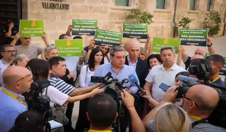 FOTOGRAFÍA. VALENCIA (COMUNIDAD VALENCIANA) ESPAÑA, 28 DE JULIO DE 2026. Paliza de un ilegal a un valenciano: políticas migratorias fracasadas. Canutazo del portavoz del Grupo Parlamentario VOX en las Cortes Valencianas, José María Llanos Pitarch, el presidente de VOX Valencia, Vicente Barrera; y el teniente alcalde del Ayuntamiento de Valencia, Pepe Gosálbez; sobre el incremento de la violencia en nuestras calles: "Ayer en Valencia un argelino irregular y multirreincidente dejó en coma a un hombre tras una brutal paliza", es un titular de la prensa sobre este nuevo ataque. Lasvocesdelpueblo (Ñ Pueblo)