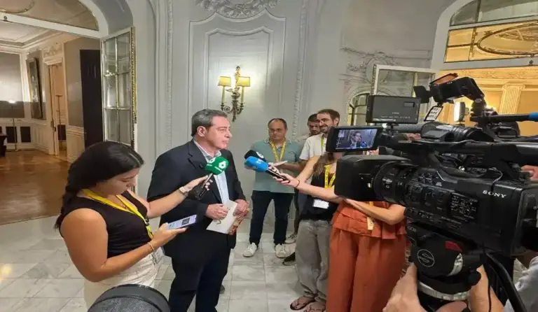 FOTOGRAFÍA. VALENCIA (COMUNIDAD) ESPAÑA, 29 DE JULIO DE 2026. Comunidad Valenciana, VOX pide centrar todos los esfuerzos en extinguir el incendio de Vall d'Uixó. El portavoz del Grupo Parlamentario VOX en las Cortes Valencianas, José María Llanos Pitarch, atiende a los medios de comunicación este miércoles. Lasvocesdelpueblo (Ñ Pueblo)
