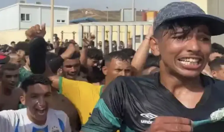 FOTOGRAFÍA. CEUTA (ESPAÑA), 30 DE JULIO DE 2026. En la imagen, las Fuerzas y Cuerpos de Seguridad del Estado (Guardia Civil) desbordados dejan pasar masivamente a los ilegales marroquíes por la frontera del Tarajal, entre la Ciudad Autónoma de Ceuta (España) y Marruecos. La Ciudad Autónoma de Ceuta "está sufriendo una invasión migratoria" de grupos marroquíes y el "responsable es Pedro Sánchez Pérez-Castejón", presidente del Gobierno de España y secretario general del Partido Socialista (PSOE). Así han denunciado los patriotas ceutíes de VOX este jueves. Lasvocesdelpueblo (Ñ Pueblo)