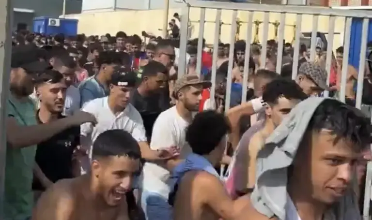 FOTOGRAFÍA. CEUTA (ESPAÑA), 30 DE JULIO DE 2026. En la imagen, las Fuerzas y Cuerpos de Seguridad del Estado (Guardia Civil) desbordados dejan pasar masivamente a los ilegales marroquíes por la frontera del Tarajal, entre la Ciudad Autónoma de Ceuta (España) y Marruecos. La Ciudad Autónoma de Ceuta "está sufriendo una invasión migratoria" de grupos marroquíes y el "responsable es Pedro Sánchez Pérez-Castejón", presidente del Gobierno de España y secretario general del Partido Socialista (PSOE). Así han denunciado los patriotas ceutíes de VOX este jueves. Lasvocesdelpueblo (Ñ Pueblo)