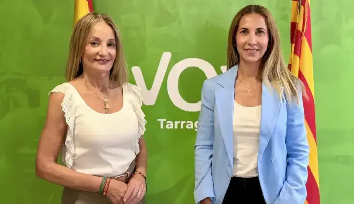 Isabel Segarra Clemente, Cambrils, Ana Belén Rodríguez Ros, Salou FOTOGRAFÍA. TARRAGONA (ESPAÑA), 02 DE JULIO DE 2026. Salou y Cambrils son eslabones indispensables de la cadena del Top Manta. En la imagen, la portavoz del Grupo Municipal de VOX en el Ayuntamiento de Cambrils, Isabel Segarra Clemente (i); junto a su compañera portavoz del Grupo Municipal de VOX en el Ayuntamiento de Salou, Ana Belén Rodríguez Ros (d), este jueves en rueda de prensa en la sede provincial de VOX en la ciudad de Tarragona, Comunidad Autónoma de Cataluña, España. Lasvocesdelpueblo (Ñ Pueblo)