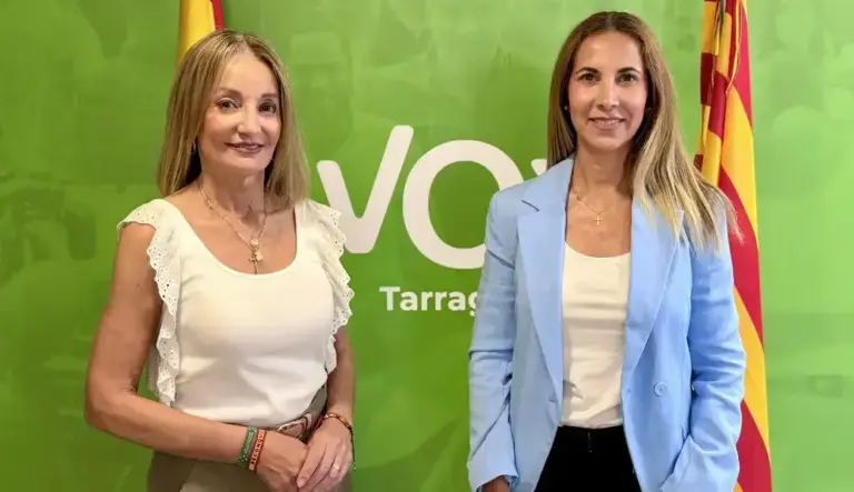 FOTOGRAFÍA. TARRAGONA (ESPAÑA), 02 DE JULIO DE 2026. Salou y Cambrils son eslabones indispensables de la cadena del Top Manta. En la imagen, la portavoz del Grupo Municipal de VOX en el Ayuntamiento de Cambrils, Isabel Segarra Clemente (i); junto a su compañera portavoz del Grupo Municipal de VOX en el Ayuntamiento de Salou, Ana Belén Rodríguez Ros (d), este jueves en rueda de prensa en la sede provincial de VOX en la ciudad de Tarragona, Comunidad Autónoma de Cataluña, España. Lasvocesdelpueblo (Ñ Pueblo)