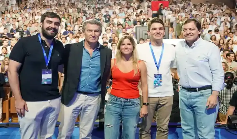 FOTOGRAFÍA. VALLADOLID (CASTILLA Y LEÓN) ESPAÑA, 11 DE JULIO DE 2026. Ignacio Dancausa García, nuevo líder de NNGG del PP. El presidente del Partido Popular (PP), Alberto Núñez Feijóo (2i), junto al presidente del PP de Castilla y León, Alfonso Fernández Mañueco (d) en la clausura del XVI Congreso de Nuevas Generaciones del PP (NNGG) en Valladolid, Castilla y León, que renueva su dirección con un nuevo presidente, Ignacio Dancausa García (2d), quien releva a Beatriz Isabel Álvarez Fanjul (Bea Fanjul) (c) tras más de seis años en el cargo. Efe
