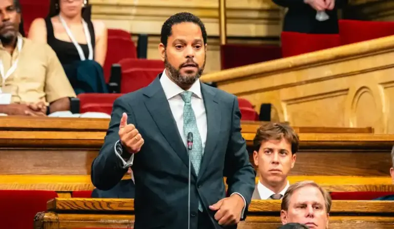 FOTOGRAFÍA. BARCELONA (CATALUÑA) ESPAÑA, 22 DE JULIO DE 2026. PSOE-PSC, el mayor peligro para la vida de la gente. El secretario general de VOX y presidente del Grupo Parlamentario en el Parlament de Catalunya, Ignacio Garriga Vaz de Conceiçao, interviene en un Pleno del Parlamento de Cataluña este miércoles. Lasvocesdelpueblo (Ñ Pueblo)