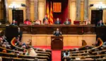 FOTOGRAFÍA. BARCELONA (CATALUÑA) ESPAÑA, 22 DE JULIO DE 2026. PSOE-PSC, el mayor peligro para la vida de la gente. El secretario general de VOX y presidente del Grupo Parlamentario en el Parlament de Catalunya, Ignacio Garriga Vaz de Conceiçao, interviene en un Pleno del Parlamento de Cataluña este miércoles. Lasvocesdelpueblo (Ñ Pueblo)