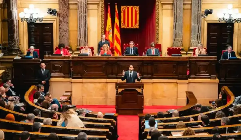 FOTOGRAFÍA. BARCELONA (CATALUÑA) ESPAÑA, 22 DE JULIO DE 2026. PSOE-PSC, el mayor peligro para la vida de la gente. El secretario general de VOX y presidente del Grupo Parlamentario en el Parlament de Catalunya, Ignacio Garriga Vaz de Conceiçao, interviene en un Pleno del Parlamento de Cataluña este miércoles. Lasvocesdelpueblo (Ñ Pueblo)