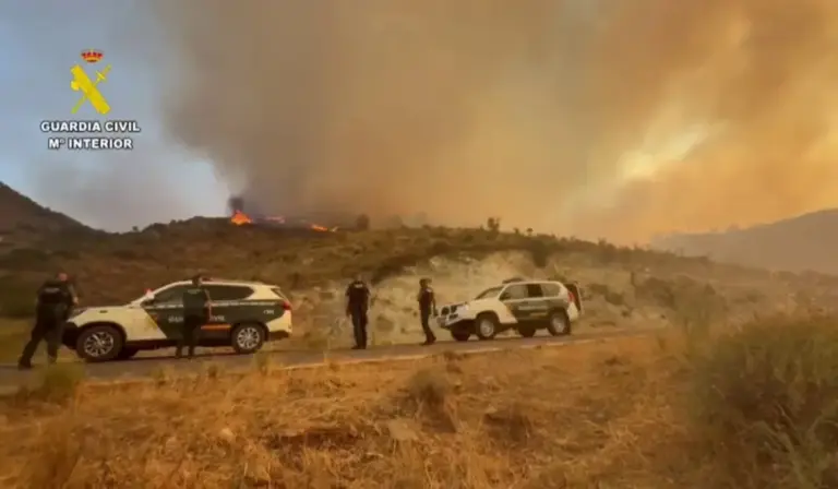 FOTOGRAFÍA. LOS GALLARDOS (ALMERÍA) ANDALUCÍA (ESPAÑA), 11 DE JULIO DE 2026. Incendio Los Gallardos, ampliado el perímetro ante frentes muy activos. Varios profesionales de la Guardia Civil vigilando el avance del incendio forestal en Los Gallardos, provincia de Almería, Andalucía, España. Guardia Civil/Efe