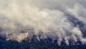 FOTOGRAFÍA. BURGOHONDO (ÁVILA) CASTILLA Y LEÓN (ESPAÑA), 26 DE JULIO DE 2026. El incendio declarado en Burgohondo (Ávila) ha quemado ya unas 50.000 hectáreas, una cifra que convierte este fuego en el mayor de la historia de España desde que se tienen registros, al superar el ocurrido en Larouco, Quiroga y Oencia (entre Ourense, Lugo y León) en agosto de 2025. Efe