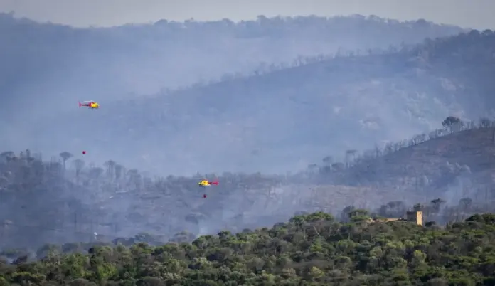 FOTOGRAFÍA. MACIZO DE LES GAVARRES (GERONA) CATALUÑA (ESPAÑA), 03 DE JULIO DE 2026. Incendio: Evacuadas 150 personas en Romanyà de la Selva (Gerona). Bomberos continúan trabajando en el incendio forestal de La Bisbal de l'Empordà este viernes. Efe
