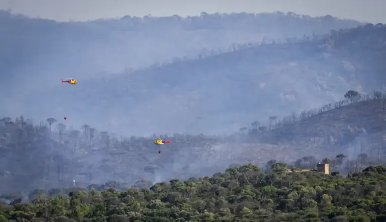 FOTOGRAFÍA. MACIZO DE LES GAVARRES (GERONA) CATALUÑA (ESPAÑA), 03 DE JULIO DE 2026. Incendio: Evacuadas 150 personas en Romanyà de la Selva (Gerona). Bomberos continúan trabajando en el incendio forestal de La Bisbal de l'Empordà este viernes. Efe