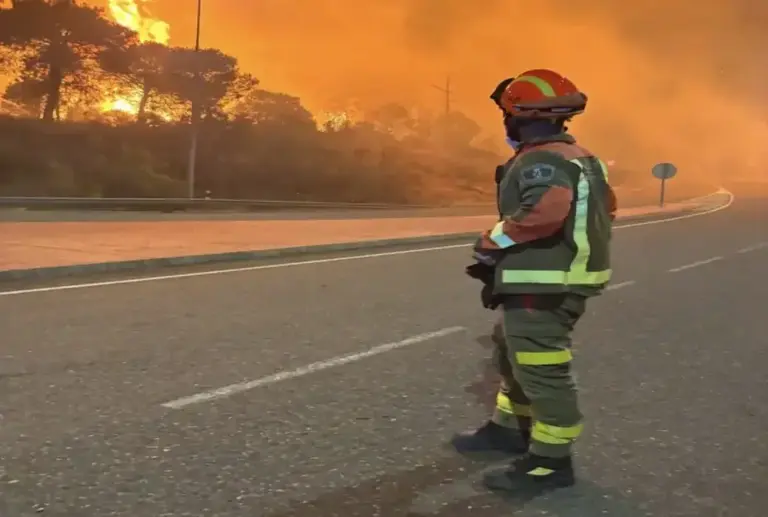 FOTOGRAFÍA. MADRID (COMUNIDAD DE MADRID) ESPAÑA, 26 DE JULIO DE 2026. Incendios, Ayuso anuncia recuperación y rehabilitación de carreteras. Detalle de un profesional del equipo de bomberos forestales que lucha contra el fuego, declarado fuera de control hasta este domingo, en el suroeste de la Comunidad de Madrid, España. Lasvocesdelpueblo (Ñ Pueblo)