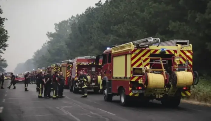 Incendios Francia, 200.000 evacuados y 98.000 hectáreas abrasadas FOTOGRAFÍA. BURDEOS (FRANCIA), 25 DE JULIO DE 2026. Incendios Francia: 200.000 evacuados y 98.000 hectáreas abrasadas. Decenas de bomberos trabajan en una línea de contención del fuego en la región de Burdeos, al suroeste de Francia, el 25 de julio de 2026. Efe
