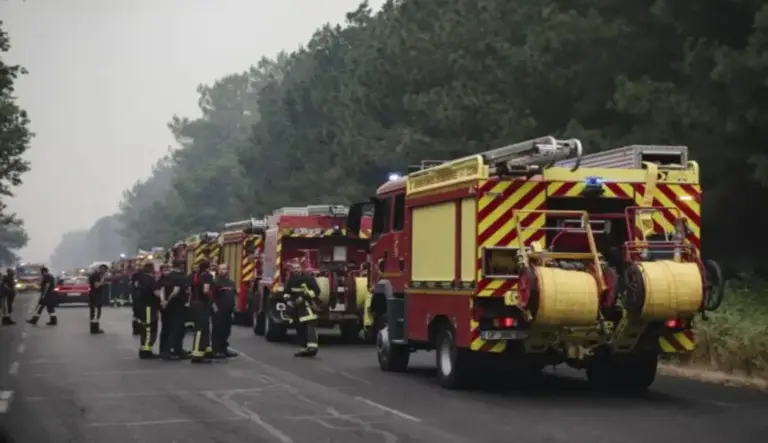 FOTOGRAFÍA. BURDEOS (FRANCIA), 25 DE JULIO DE 2026. Incendios Francia: 200.000 evacuados y 98.000 hectáreas abrasadas. Decenas de bomberos trabajan en una línea de contención del fuego en la región de Burdeos, al suroeste de Francia, el 25 de julio de 2026. Efe