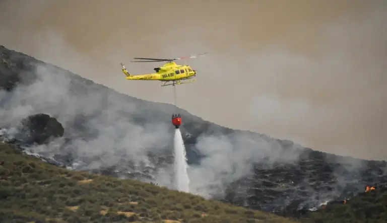 FOTOGRAFÍA. LOS GALLARDOS (ALMERÍA) ANDALUCÍA (ESPAÑA), 11 DE JULIO DE 2026. Al menos 18 personas han sido atendidas por los servicios sanitarios como consecuencia del incendio de Los Gallardos (Almería), de las que una permanece en estado muy grave en la Unidad de Cuidados Intensivos (UCI) del Hospital Universitario de Torrecárdenas y otras cuatro continúan ingresadas en estado grave en el Virgen del Rocío de Sevilla. Efe