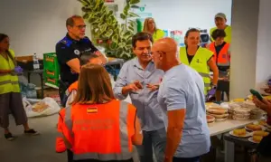 FOTOGRAFÍA. LAS ROZAS DE MADRID (COMUNIDAD DE MADRID) ESPAÑA, 26 DE JULIO DE 2026. Incendios, Luis de la fuentes a los evacuados: Tienen el apoyo de todos el país. El seleccionador español de fútbol, el riojano Luis de la Fuente Castillo, visitó a los afectados por los incendios en el Polideportivo La Marazuela en Las Rozas de Madrid (Comunidad de Madrid) para dar ánimo a los vecinos evacuados porque, ha dicho, «es una obligación y un orgullo estar aquí». RFEF/Efe