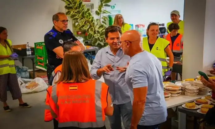Incendios, Luis de la fuentes a los evacuados Tienen el apoyo de todos el país (1) FOTOGRAFÍA. LAS ROZAS DE MADRID (COMUNIDAD DE MADRID) ESPAÑA, 26 DE JULIO DE 2026. Incendios, Luis de la fuentes a los evacuados: Tienen el apoyo de todos el país. El seleccionador español de fútbol, el riojano Luis de la Fuente Castillo, visitó a los afectados por los incendios en el Polideportivo La Marazuela en Las Rozas de Madrid (Comunidad de Madrid) para dar ánimo a los vecinos evacuados porque, ha dicho, «es una obligación y un orgullo estar aquí». RFEF/Efe