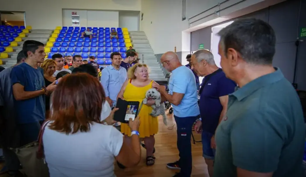 FOTOGRAFÍA. LAS ROZAS DE MADRID (COMUNIDAD DE MADRID) ESPAÑA, 26 DE JULIO DE 2026. Incendios, Luis de la fuentes a los evacuados: Tienen el apoyo de todos el país. El seleccionador español de fútbol, el riojano Luis de la Fuente Castillo, visitó a los afectados por los incendios en el Polideportivo La Marazuela en Las Rozas de Madrid (Comunidad de Madrid) para dar ánimo a los vecinos evacuados porque, ha dicho, «es una obligación y un orgullo estar aquí». RFEF/Efe