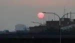 FOTOGRAFÍA. MADRID (COMUNIDAD DE MADRID) ESPAÑA, 25 DE JULIO DE 2026. Incendios, Madrid amanece bajo un cielo marrón envuelto por el humo. Vista del amanecer desde Plaza Elíptica con un manto de ceniza sobre Madrid este sábado debido a los incendios forestales que asolan la Comunidad de Madrid, España. Efe