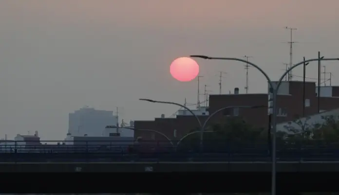 Incendios, Madrid amanece bajo un cielo marrón envuelto por el humo FOTOGRAFÍA. MADRID (COMUNIDAD DE MADRID) ESPAÑA, 25 DE JULIO DE 2026. Incendios, Madrid amanece bajo un cielo marrón envuelto por el humo. Vista del amanecer desde Plaza Elíptica con un manto de ceniza sobre Madrid este sábado debido a los incendios forestales que asolan la Comunidad de Madrid, España. Efe