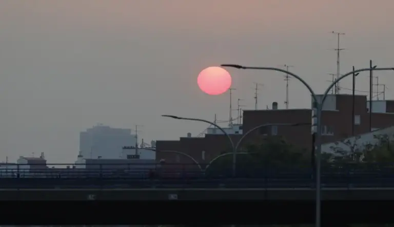 FOTOGRAFÍA. MADRID (COMUNIDAD DE MADRID) ESPAÑA, 25 DE JULIO DE 2026. Incendios, Madrid amanece bajo un cielo marrón envuelto por el humo. Vista del amanecer desde Plaza Elíptica con un manto de ceniza sobre Madrid este sábado debido a los incendios forestales que asolan la Comunidad de Madrid, España. Efe