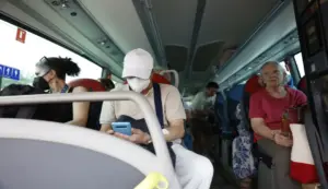 FOTOGRAFÍA. CADALSO DE LOS VÍDRIOS (COMUNIDAD DE MADRID) ESPAÑA, 25 DE JULIO DE 2026. Incendios Madrid y Ávila: 59.488 evacuados y 28.262 confinados. Autobuses de la Comunidad de Madrid trasladan a los vecinos de la localidad madrileña de Cadalso de los Vídrios en el desalojo del municipio, este sábado. Efe