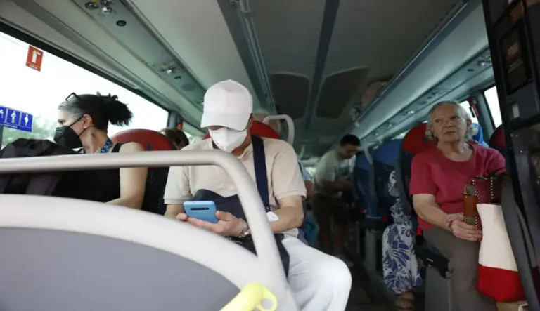 FOTOGRAFÍA. CADALSO DE LOS VÍDRIOS (COMUNIDAD DE MADRID) ESPAÑA, 25 DE JULIO DE 2026. Incendios Madrid y Ávila: 59.488 evacuados y 28.262 confinados. Autobuses de la Comunidad de Madrid trasladan a los vecinos de la localidad madrileña de Cadalso de los Vídrios en el desalojo del municipio, este sábado. Efe