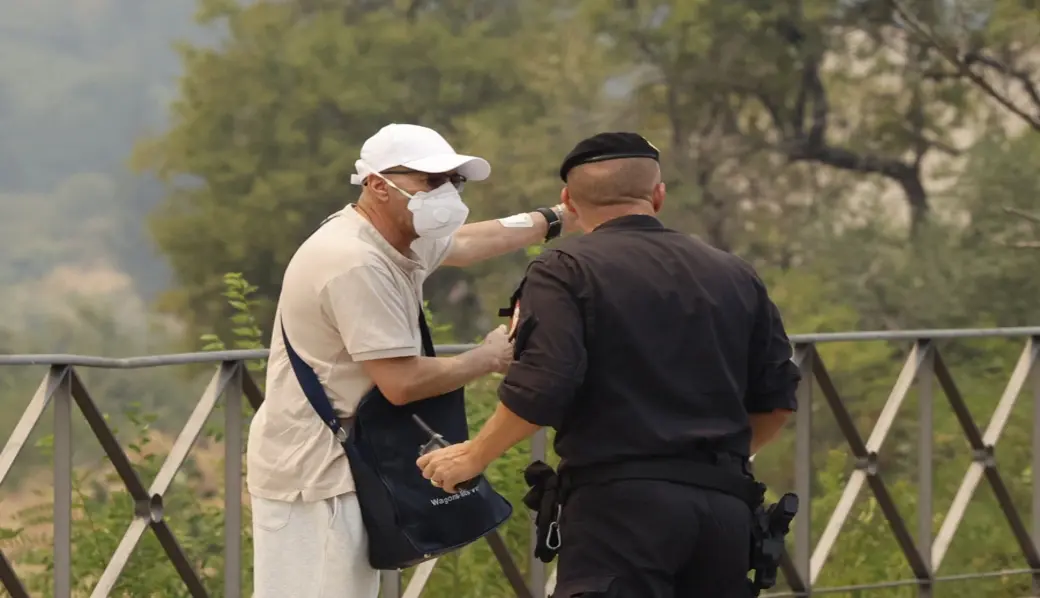FOTOGRAFÍA. CADALSO DE LOS VÍDRIOS (COMUNIDAD DE MADRID) ESPAÑA, 25 DE JULIO DE 2026. Incendios Madrid y Ávila: 73.000 evacuados y 20.000 hectáreas arrasadas. Agentes de la Guardia Civil proceden al desalojo de la localidad madrileña de Cadalso de los Vídrios, este sábado. Efe