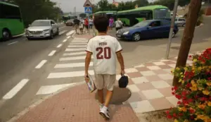 FOTOGRAFÍA. CADALSO DE LOS VÍDRIOS (COMUNIDAD DE MADRID) ESPAÑA, 25 DE JULIO DE 2026. Incendios Madrid y Ávila: 73.000 evacuados y 20.000 hectáreas arrasadas. Autobuses de la Comunidad de Madrid trasladan a los vecinos de la localidad madrileña de Cadalso de los Vídrios en el desalojo del municipio, este sábado. Efe