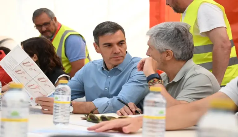 FOTOGRAFÍA. CENICIENTOS (COMUNIDAD DE MADRID) ESPAÑA, 25 DE JULIO DE 2026. Incendios Madrid y Ávila, una emergencia de interés nacional. El presidente del Gobierno de España y secretario general del Partido Socialista (PSOE), Pedro Sánchez Pérez-Castejón (c); la presidente del Gobierno de la Comunidad de Madrid y líder del Partido Popular (PP) de Madrid, Isabel Natividad Díaz Ayuso (i); y el ministro del Interior, Fernando Grande-Marlaska Gómez (d); reunidos en el Puesto de Mando Avanzado (PMA) ubicado en el municipios de Cenicientos, Comunidad de Madrid, España, este sábado. Efe