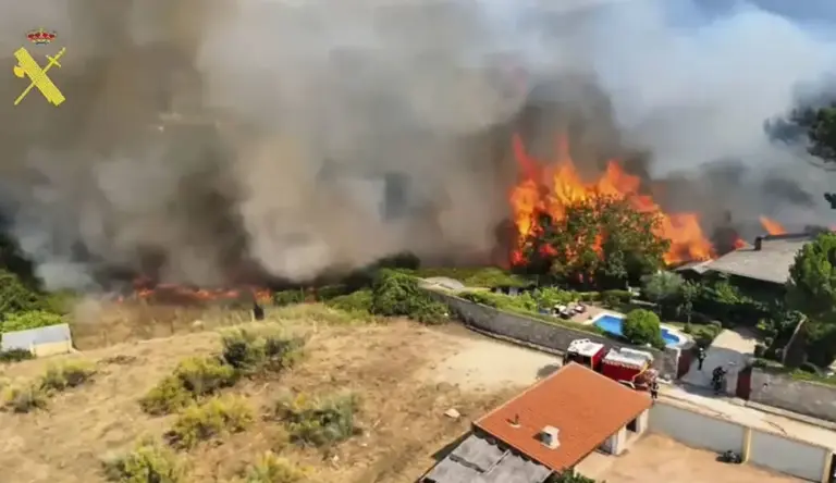 FOTOGRAFÍA. COMUNIDAD DE MADRID (ESPAÑA), 24 DE JULIO DE 2026. Incendios, confinadas o evacuadas 40.000 personas en Madrid y 10.000 en Ávila. Más de 50.000 personas permanecen confinadas o evacuadas a causa de los grandes incendios forestales que afectan desde esta semana a la Comunidad de Madrid y a la provincia de Ávila -solo en Comunidad de Madrid más de 40.000 personas y más de 10.000 en Ávila-, en una jornada especialmente complicada por las fuertes rachas de viento, que dificultan las labores de extinción y mantienen el temor de que ambos fuegos puedan llegar a unirse. Guardia Civil/Lasvocesdelpueblo (Ñ Pueblo)