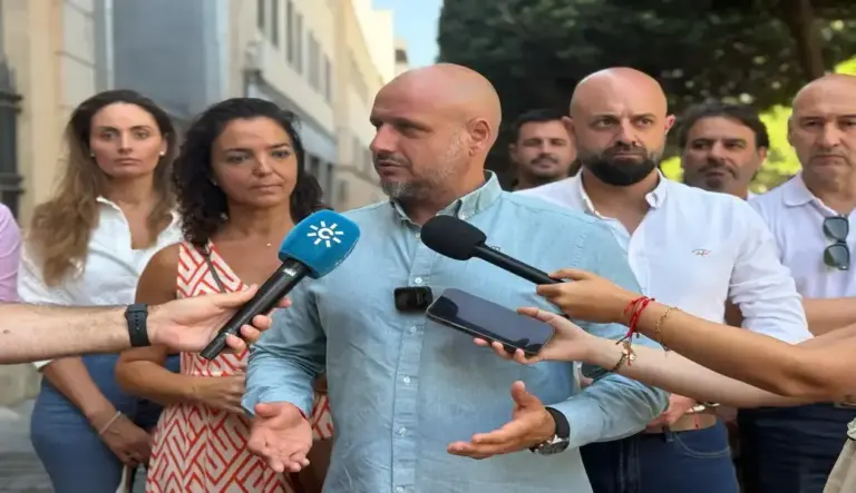 FOTOGRAFÍA. ALMERÍA (ANDALUCÍA) ESPAÑA, 26 DE JULIO DE 2026. El portavoz nacional de VOX de Trabajo y Campo, portavoz adjunto del Grupo Parlamentario de VOX en el Parlamento de Andalucía y exsecretario general del sindicato Solidaridad, Rodrigo Alonso Fernández, atiende a los medios de comunicación este domingo en Almería. Lasvocesdelpueblo (Ñ Pueblo)