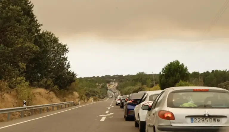 FOTOGRAFÍA. FECHA Y LUGAR RELACIONADOS CON EL CONTENIDO: MADRID (ESPAÑA), 25 DE JULIO DE 2026. Los incendios forestales que continúan activos en distintos puntos de España mantienen cortados al tráfico 27 tramos de carreteras, principalmente en las provincias de Ávila y Madrid, según el balance actualizado por la Dirección General de Tráfico (DGT) a las 20:00 horas de este sábado. Efe