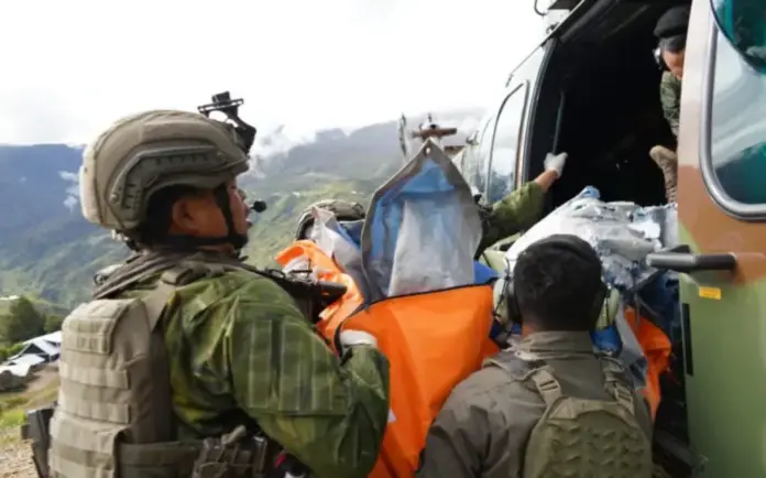 FOTOGRAFÍA. YAHUKIMO (INDONESIA), 03 DE JULIO DE 2026.- Indonesia investiga la muerte de un estadounidense en un ataque. Fotografía cedida por las Fuerzas Armadas de Indonesia que muestra a integrantes del Ejército indonesio trasladando el cuerpo de un piloto estadounidense que murió en un ataque el jueves contra la avioneta en la que viajaba por parte de un grupo rebelde de la conflictiva región de Papúa. Fuerzas Armadas de Indonesia/Efe