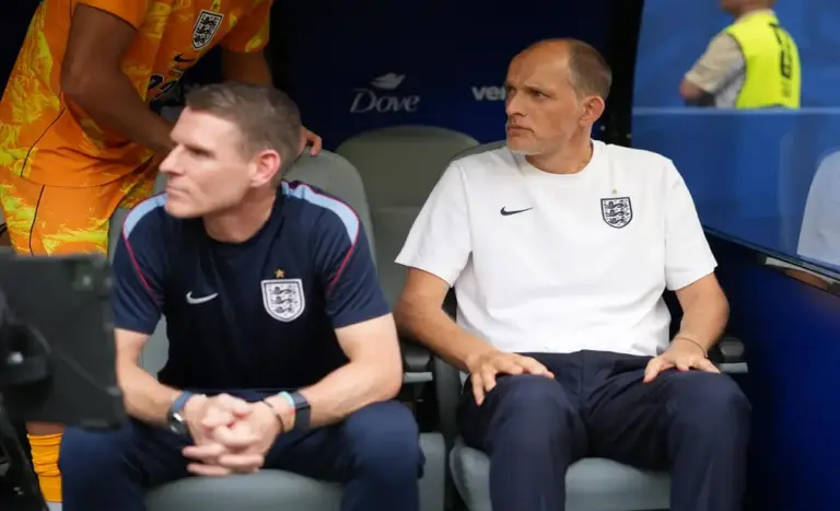 FOTOGRAFÍA. MIAMI (ESTADOS UNIDOS DE AMÉRICA, EEUU, 18 DE JULIO DE 2026. Inglaterra: Queríamos llegar a la final y ganar la Copa del Mundo. El seleccionador de Inglaterra, Thomas Tuchel (d) reconoció que el tercer puesto conseguido por Inglaterra ante Francia (6-4) es "una cicatriz que no se va", pero lo encuadró como un logro histórico al señalar que es "la primera medalla" mundialista de los "Tres Leones" desde su único título en 1966. Efe