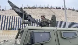 FOTOGRAFÍA. CIUDAD AUTÓNOMA DE CEUTA (ESPAÑA), 31 DE JULIO DE 2026. Invasión marroquí de ceuta (España). El Ejército español desplegado en la frontera del Tarajal (Castillejos) con Ceuta (España) ante la atenta mirada de los inmigrantes ilegales marroquíes este viernes, 31 de julio de 2026, tercer día de la invasión marroquí de Ceuta, más de 50.000 invasores, según datos de fuentes gubernamentales españolas este viernes en rueda de prensa cuando se siga registrando nuevos asaltos. El Gobierno de España dice que al menos la mitad de los 50.000 invasores ya ha retornado voluntariamente a Castillejos (Marruecos) al tiempo que anuncia reforma de la Ley de Extranjería, sin contar con los votos suficientes para lograr su aprobación, para poder hacer las repatriación masivas de ilegales; el mismo Ejecutivo del socialista y migracionista Pedro Sánchez Pérez-Castejón que tiene en la actualidad un proceso de regularización masiva de más de 1.000.000 de ilegales en el país desde 2021. Efe