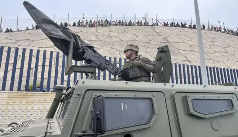 FOTOGRAFÍA. CIUDAD AUTÓNOMA DE CEUTA (ESPAÑA), 31 DE JULIO DE 2026. Invasión marroquí de ceuta (España). El Ejército español desplegado en la frontera del Tarajal (Castillejos) con Ceuta (España) ante la atenta mirada de los inmigrantes ilegales marroquíes este viernes, 31 de julio de 2026, tercer día de la invasión marroquí de Ceuta, más de 50.000 invasores, según datos de fuentes gubernamentales españolas este viernes en rueda de prensa cuando se siga registrando nuevos asaltos. El Gobierno de España dice que al menos la mitad de los 50.000 invasores ya ha retornado voluntariamente a Castillejos (Marruecos) al tiempo que anuncia reforma de la Ley de Extranjería, sin contar con los votos suficientes para lograr su aprobación, para poder hacer las repatriación masivas de ilegales; el mismo Ejecutivo del socialista y migracionista Pedro Sánchez Pérez-Castejón que tiene en la actualidad un proceso de regularización masiva de más de 1.000.000 de ilegales en el país desde 2021. Efe