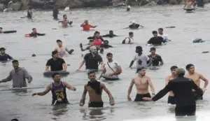 FOTOGRAFÍA. CIUDAD AUTÓNOMA DE CEUTA (ESPAÑA), 31 DE JULIO DE 2026. Que lo pague Marruecos: VOX exige al Reino alauí los costes de seguridad tras la invasión de Ceuta . Invasión marroquí de ceuta (España). Un grupo de invasores inmigrantes ilegales irrumpe masivamente en la playa junto al paso fronterizo del Tarajal (Castillejos) Marruecos y Ceuta (España) este viernes, 31 de julio de 2026, tercer día de la invasión marroquí de Ceuta, más de 50.000 invasores, según datos de fuentes gubernamentales españolas este viernes en rueda de prensa cuando se siga registrando nuevos asaltos. El Gobierno de España dice que al menos la mitad de los 50.000 invasores ya ha retornado voluntariamente a Castillejos (Marruecos) al tiempo que anuncia reforma de la Ley de Extranjería, sin contar con los votos suficientes para lograr su aprobación, para poder hacer las repatriación masivas de ilegales; el mismo Ejecutivo del socialista y migracionista Pedro Sánchez Pérez-Castejón que tiene en la actualidad un proceso de regularización masiva de más de 1.000.000 de ilegales en el país desde 2021. Efe