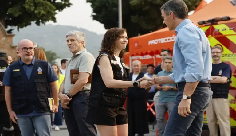 FOTOGRAFÍA. CENICIENTOS (COMUNIDAD DE MADRID) ESPAÑA, 25 DE JULIO DE 2026. Isabel Ayuso: Pedro Sánchez y yo estamos aquí trabajando juntos. El presidente del Gobierno de España y secretario general del Partido Socialista (PSOE), Pedro Sánchez Pérez-Castejón (d), saluda a la presidente del Gobierno autonómico de la Comunidad de Madrid y líder del Partido Popular (PP) de Madrid, Isabel Díaz Ayuso (2d), a su llegada al Puesto de Mando Avanzado (PMA) ubicado en municipio de Cenicientos, Comunidad de Madrid, España, este sábado, 25 de julio de 2026. Efe