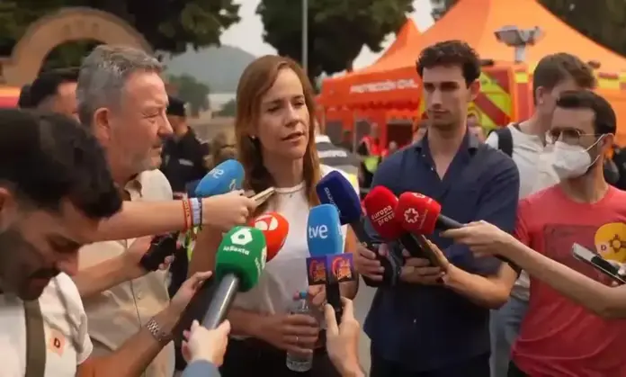 Isabel desde el centro de mando, Incendios, VOX denuncia que el fanatismo climático y corrupción del Gobierno impiden la prevención FOTOGRAFÍA. CENICIENTOS (COMUNIDAD DE MADRID) ESPAÑA, 25 DE JULIO DE 2026. La portavoz nacional de Agenda España y portavoz de VOX en la Asamblea de Madrid, Isabel Pérez Moñino-Aranda, ha atendido a los medios de comunicación junto al diputado de VOX por la Asamblea de Madrid, Íñigo Enríquez de Luna, en el centro de mando de extinción de incendios en Cenicientos. Lasvocesdelpueblo (Ñ Pueblo)