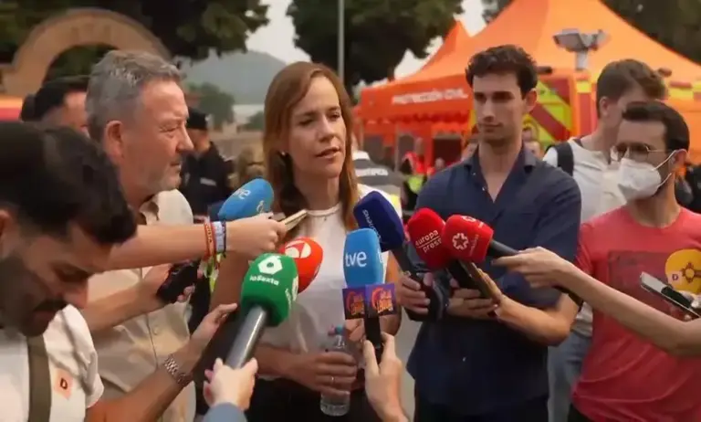 FOTOGRAFÍA. CENICIENTOS (COMUNIDAD DE MADRID) ESPAÑA, 25 DE JULIO DE 2026. La portavoz nacional de Agenda España y portavoz de VOX en la Asamblea de Madrid, Isabel Pérez Moñino-Aranda, ha atendido a los medios de comunicación junto al diputado de VOX por la Asamblea de Madrid, Íñigo Enríquez de Luna, en el centro de mando de extinción de incendios en Cenicientos. Lasvocesdelpueblo (Ñ Pueblo)