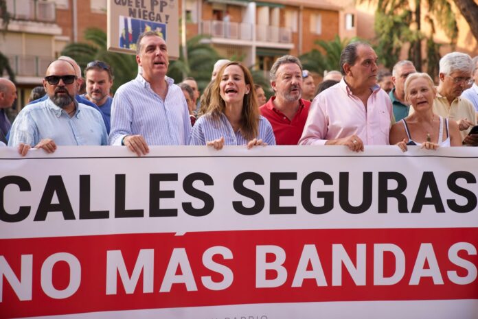 Isabel y Vázquez lamentan la cobardía de Ayuso frente al modelo fallido del Madrid de todos los acentos FOTOGRAFÍA. DISTRITO DE CIUDAD LINEAL DE MADRID (ESPAÑA), 23 DE JULIO DE 2026 Isabel y Vázquez lamentan la cobardía de Ayuso frente al modelo fallido del Madrid de todos los acentos. La portavoz nacional de Agenda España y portavoz del Grupo Parlamentario de VOX en la Asamblea de Madrid, Isabel Pérez Moñino-Aranda (Isabel La Buena), se ha desplazado hoy hasta el distrito 15 de la ciudad de Madrid, de Ciudad Lineal, junto al portavoz nacional en materia de Inmigración, Seguridad e Interior de VOX, Samuel Vázquez Álvarez. Lasvocesdlepueblo (Ñ Pueblo)