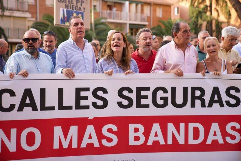 FOTOGRAFÍA. DISTRITO DE CIUDAD LINEAL DE MADRID (ESPAÑA), 23 DE JULIO DE 2026 Isabel y Vázquez lamentan la cobardía de Ayuso frente al modelo fallido del Madrid de todos los acentos. La portavoz nacional de Agenda España y portavoz del Grupo Parlamentario de VOX en la Asamblea de Madrid, Isabel Pérez Moñino-Aranda (Isabel La Buena), se ha desplazado hoy hasta el distrito 15 de la ciudad de Madrid, de Ciudad Lineal, junto al portavoz nacional en materia de Inmigración, Seguridad e Interior de VOX, Samuel Vázquez Álvarez. Lasvocesdlepueblo (Ñ Pueblo)