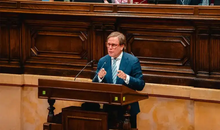 FOTOGRAFÍA. BARCELONA (ESPAÑA), 02 DE JULIO DE 2026. Rechazamos maquillajes de enmiendas parciales del separatismo e izquierda. El portavoz del grupo parlamentario de VOX en el Parlamento de Cataluña, Joan Garriga Doménech. Lasvocesdelpueblo (Ñ Pueblo)