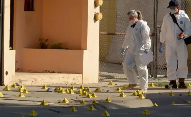 FOTOGRAFÍA. CULIACÁN (ESTADO DE SINALOA) MÉXICO, 06 DE JULIO DE 2026. José Adán Rodríguez "Adán R", asesinado a balazos en Culiacán (México). Detalle de una imagen de peritos forenses recaban información en la zona de un asesinato en Culiacán, Estado de Sinaloa, noroeste de México. Efe
