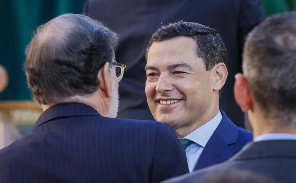 FOTOGRAFÍA. SEVILLA (ANDALUCÍA) ESPAÑA, 05 DE JULIO DE 2026. Moreno toma posesión en presencia del nuevo vicepresidente Gavira (VOX). El líder del Partido Popular de Andalucía (PP-A), Juan Manuel Moreno Bonilla (Juanma Moreno), saluda al expresidente del Gobierno y del PP, Mariano Rajoy Brey (i), antes del acto de toma de posesión. Efe